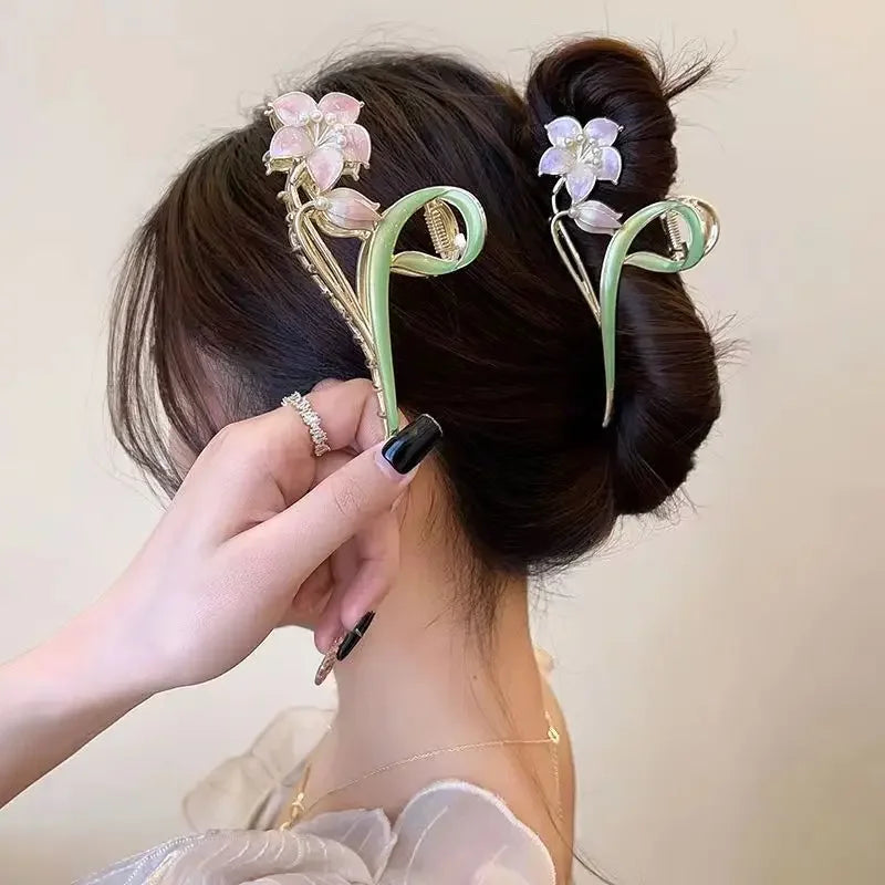 Beautiful lily claw clip